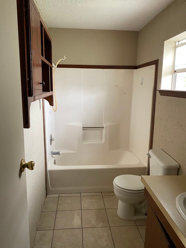 Building Photo - 985 N Iowa Ave