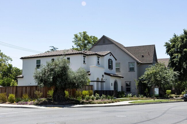 Building Photo - 3 bedroom | 2.5 bathroom | Crocker Village Single Family Home