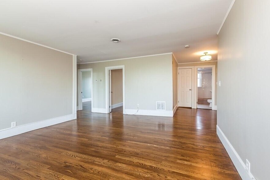 Building Photo - 384 Riverway