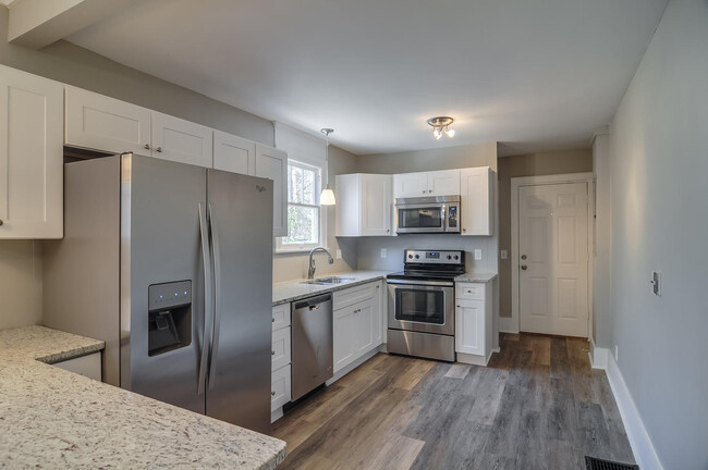 Building Photo - East Nashville Cottage!