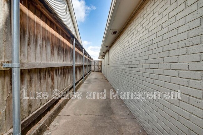 Building Photo - 2518 NW 62nd St