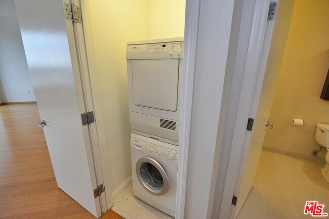 Building Photo - 1100 Wilshire Blvd