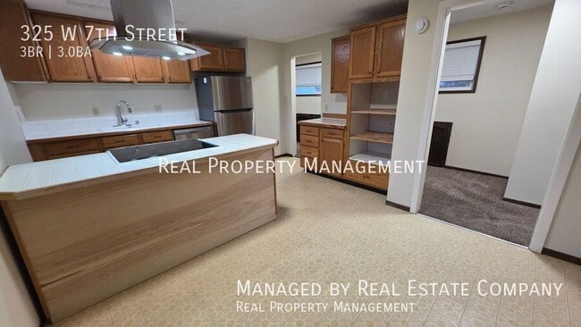 Building Photo - 325 W 7th St