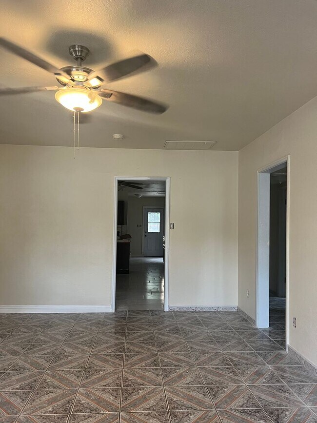Building Photo - Beautiful 3-Bedroom Home in Shafter $1,800!!!! Spacious Layout, Basement, Carport & Large Backyar...