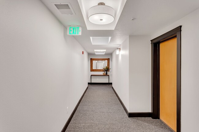 Building Photo - Luxury One-Bedroom Condo in Downtown Gresh...