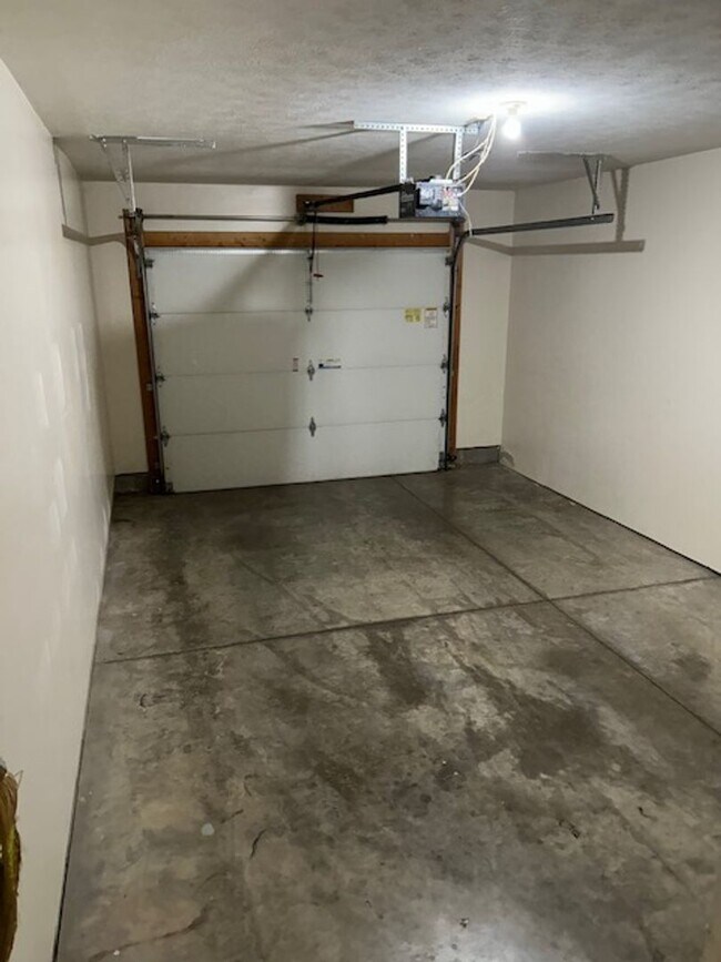 Building Photo - Black Friday Move-in Special! Up to $500 off!