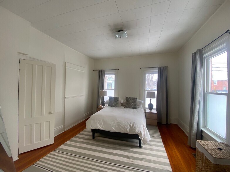 Large bedroom - 13 Chapel St
