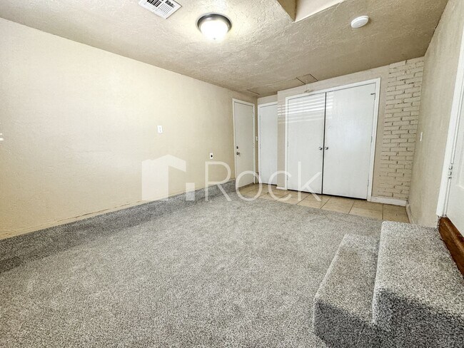 Building Photo - 2 Bedrooms plus Bonus Room near Mayfair Area in NW OKC