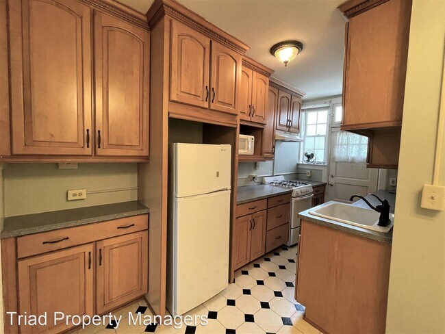 Building Photo - 2 br, 1 bath House - 1013 North Elm St. #C7