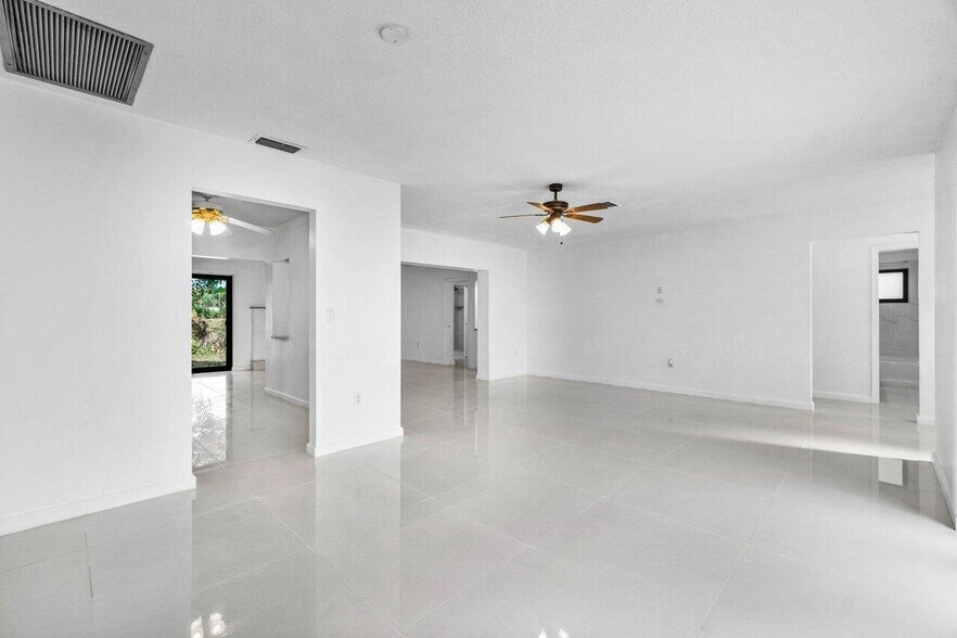 Building Photo - 899 NW 7th Dr