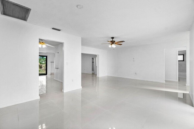 Building Photo - 899 NW 7th Dr