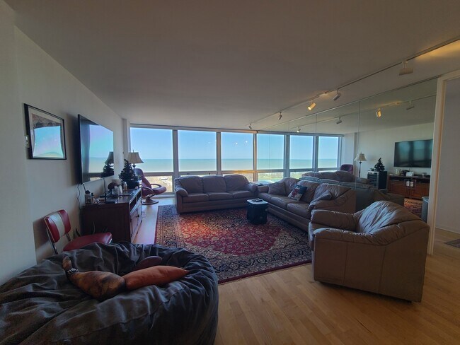 Building Photo - 2400 N Lakeview Ave