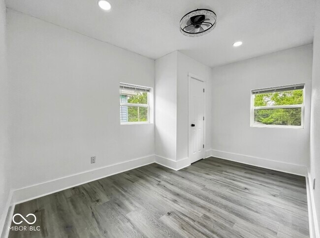 Building Photo - 4923 E University Ave