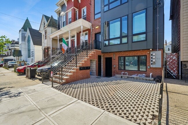 Building Photo - 169 Bowers St