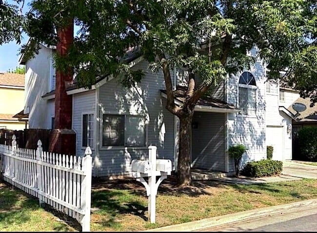 Building Photo - 2419 N Clark St