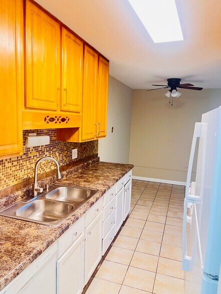 Building Photo - 655 Deepwoods Dr