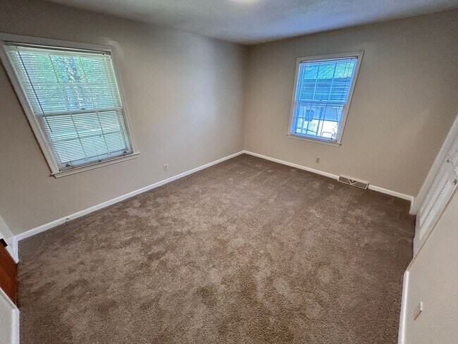 Building Photo - 3 Bedroom, 2 Bathroom Brick Home