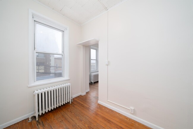 Building Photo - 313 18th St