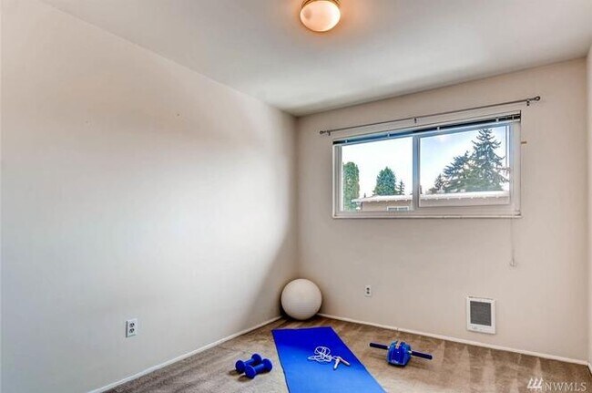 Building Photo - 5722 122nd Pl SE