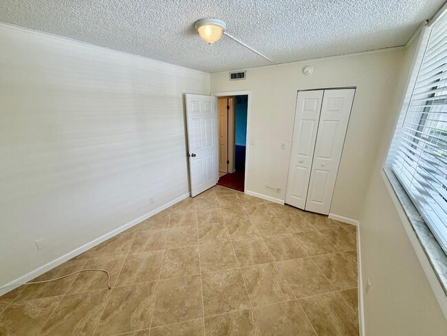 Building Photo - 9230 Lagoon Pl