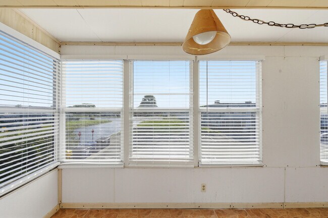 Building Photo - 384 Saxony Trail