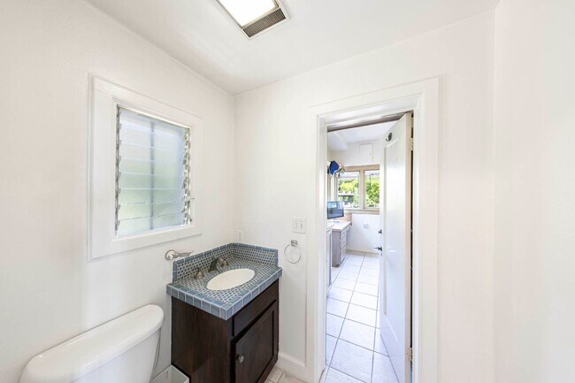 Building Photo - Incredible ocean views and private steps t...
