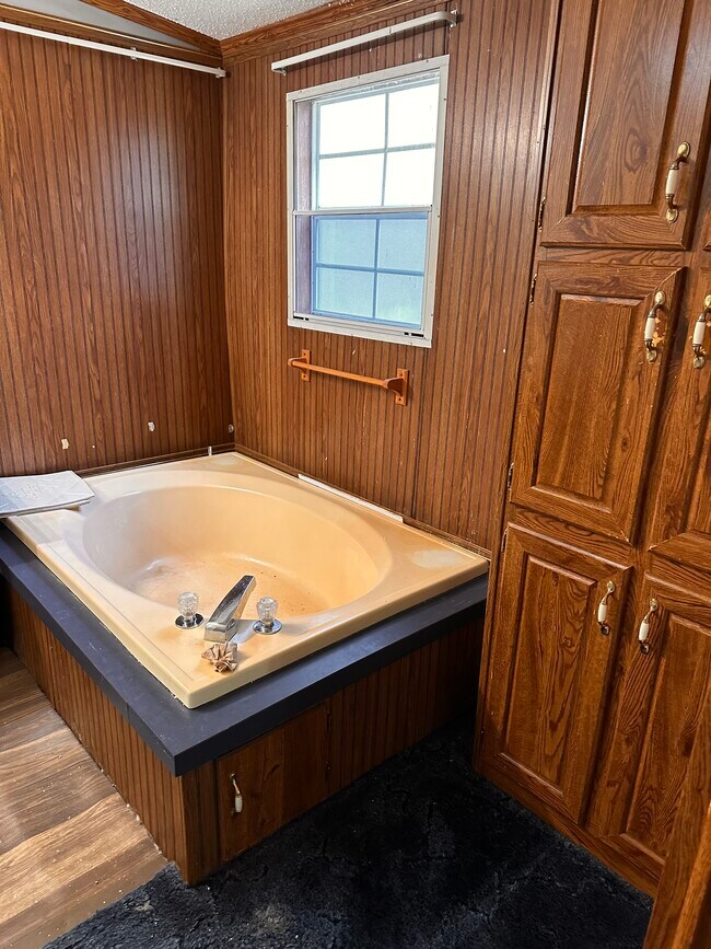 Building Photo - 101 West King Rd