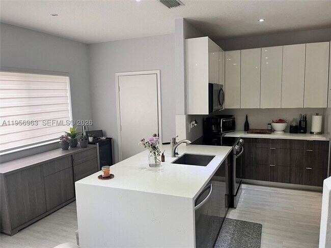 Building Photo - 4746 Lago Vista Dr