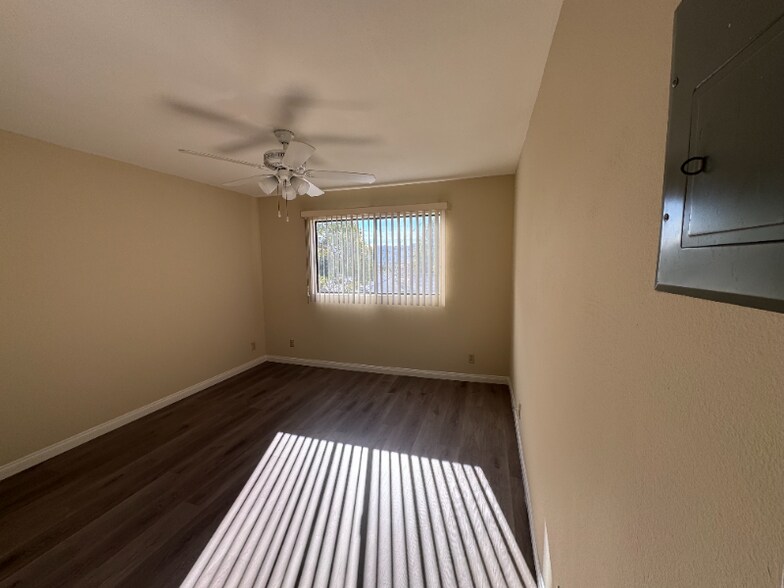 Building Photo - 515 E Elmwood Ave