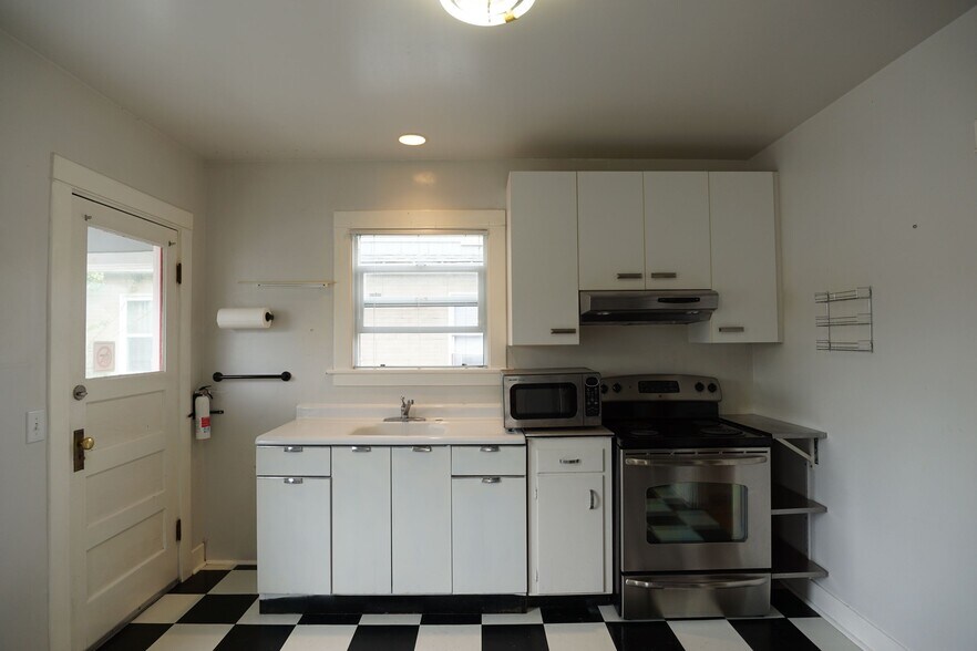 Building Photo - 2731 S Judkins St