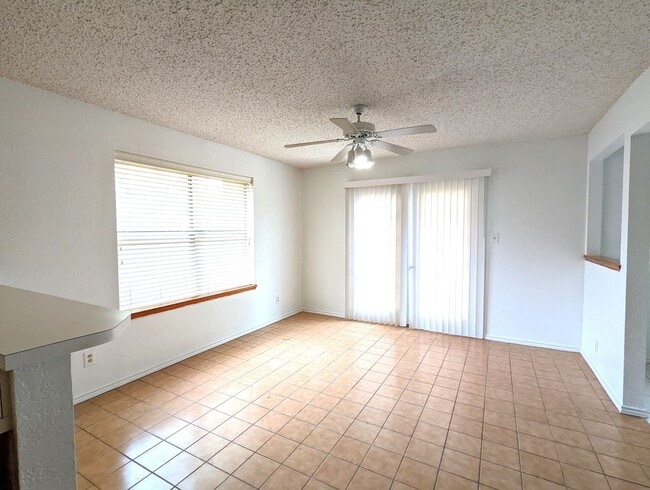 Building Photo - 2913 Lakewood Ct