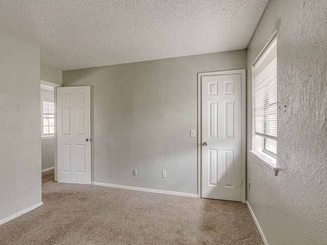 Building Photo - MOVE IN SPECIAL NO DEPOSIT OR APPLICATION ...