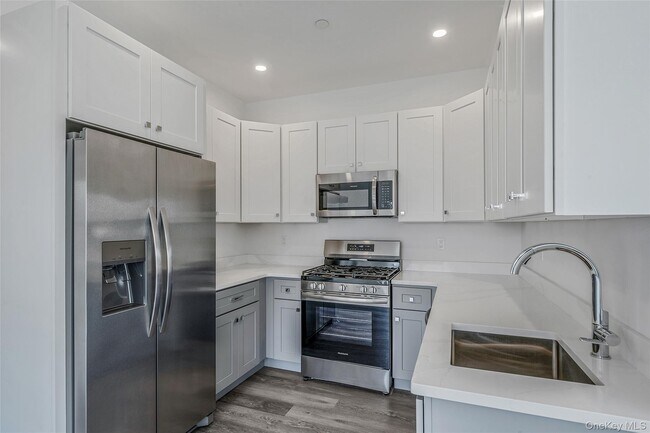 Building Photo - 725 Eastview Dr