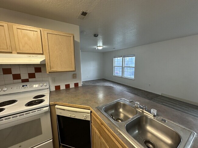 Building Photo - 112 Davis Ave