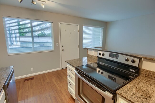 Building Photo - Stunning Condo Unit In Prime Location!