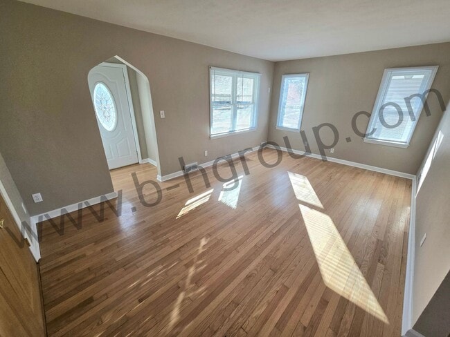 Building Photo - Great Location!