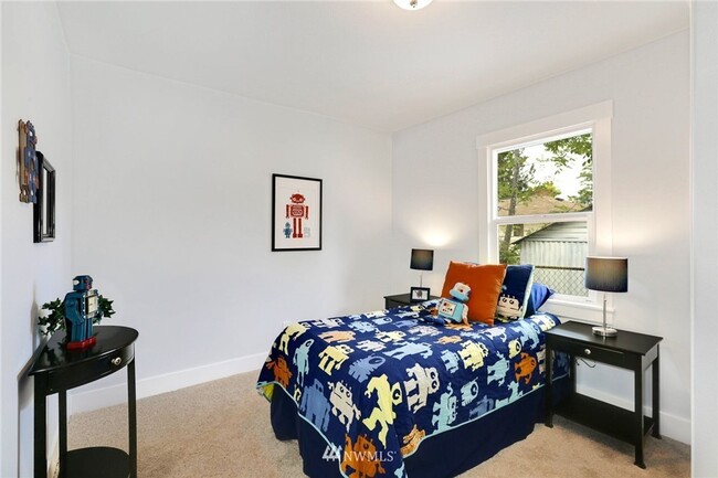 Building Photo - Charming Craftsman Home in Quiet Brighton Neighborhood!