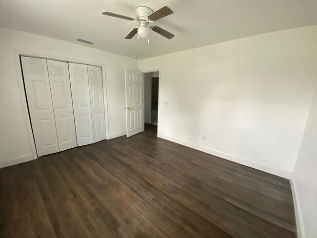 Building Photo - Efficient 2 Bed/1 Bath Duplex Unit in Springfield w/Easy Access to Tyndall AFB! **SPECIAL: 1/2 Of...