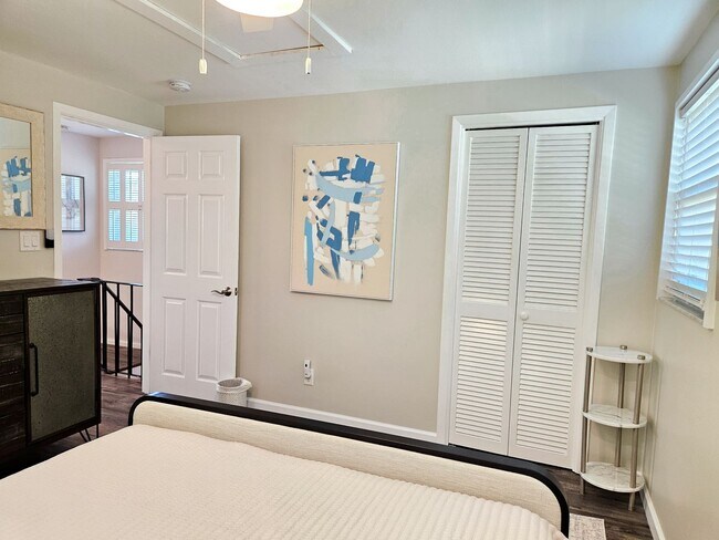 Building Photo - Seasonal Short-Term Venice Island Townhouse Steps from Venice Beach!