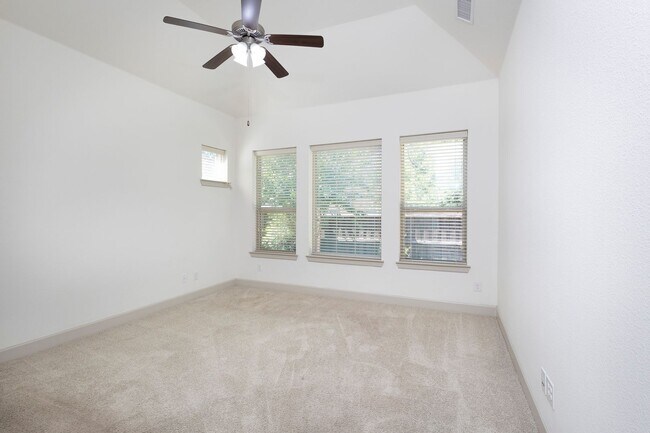 Building Photo - This house offers beautiful open floor plan with high ceilings and lots of natural light.