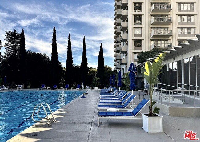 Building Photo - 2170 Century Pk E