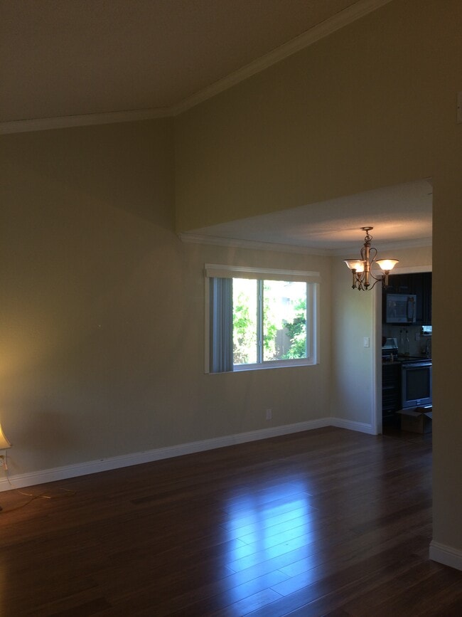 Building Photo - 1813 3rd Ave