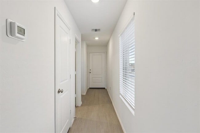 Building Photo - 14910 Parkway Center Ave