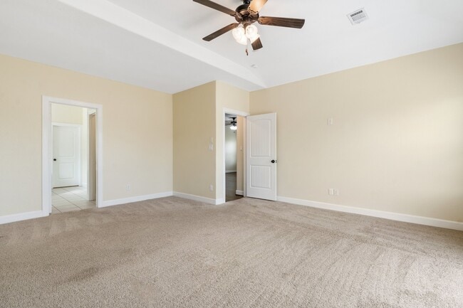 Building Photo - 328 Country Crossing Cir