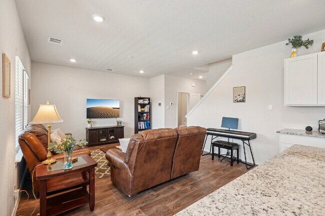 Building Photo - "Rent to Own this Charming 3-Bed Oasis with 18 month lease!*"