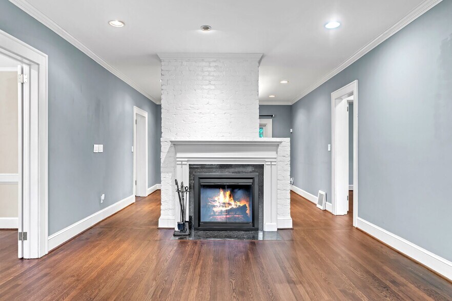 Building Photo - 455 Claire Dr NE