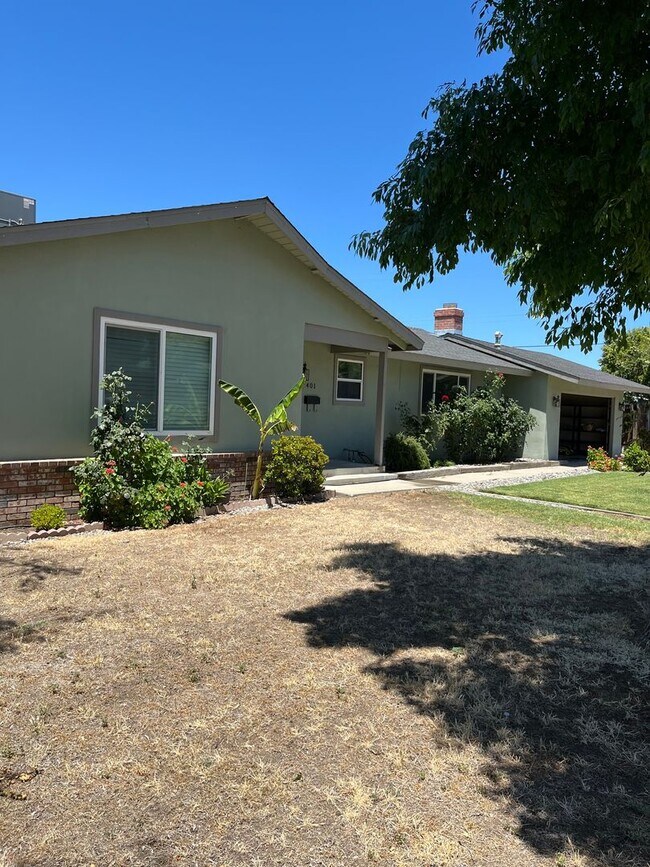 Building Photo - Available Now! Move-In Ready