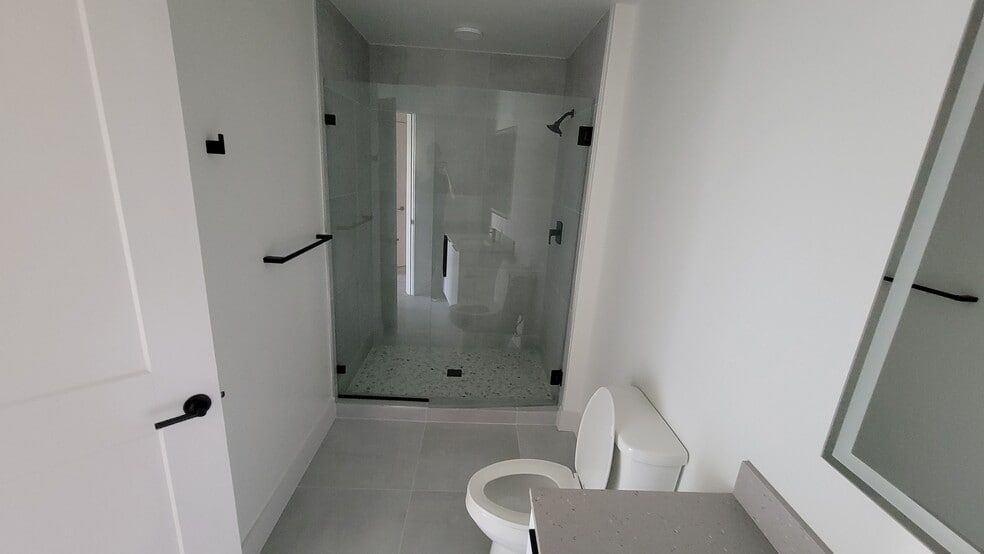 Building Photo - 2385 NE 187th St