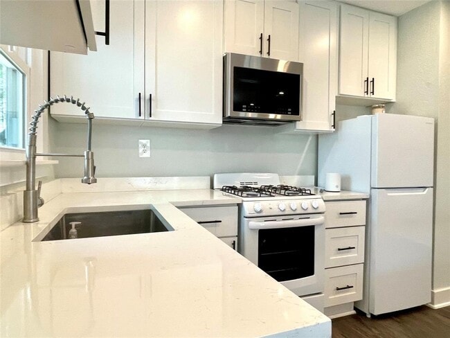 Building Photo - 807 E Riverside Dr