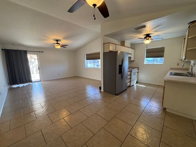 Building Photo - 3753 Tehachapi Dr